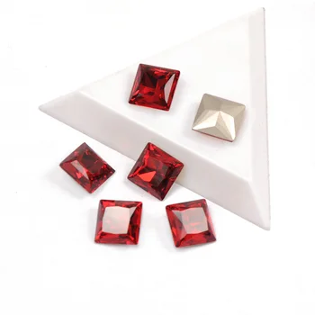 Ноктите са от светло сиамски стъкло, кристал принцеса квадратна форма K9, необичайни камъни, кристали и с заострением за 3D дизайн на ноктите
