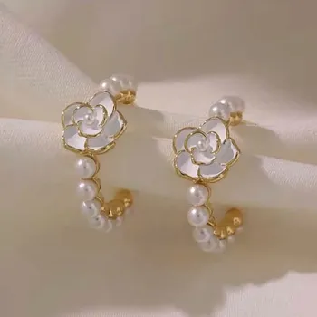Обеци с перли камелия в ретро стил, модни темпераментни изискани обеци-пръстени във формата на С-образни цвете, луксозни дамски бижута